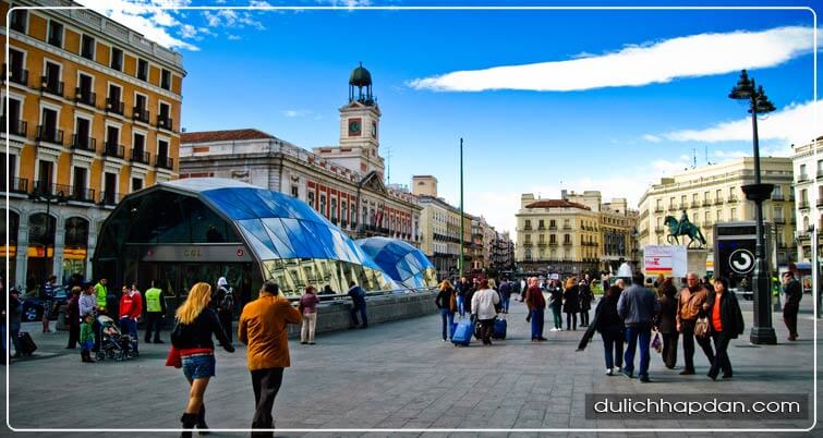 kinh nghiệm du lịch tây ban nha tự túc quảng trường Puerta del Sol